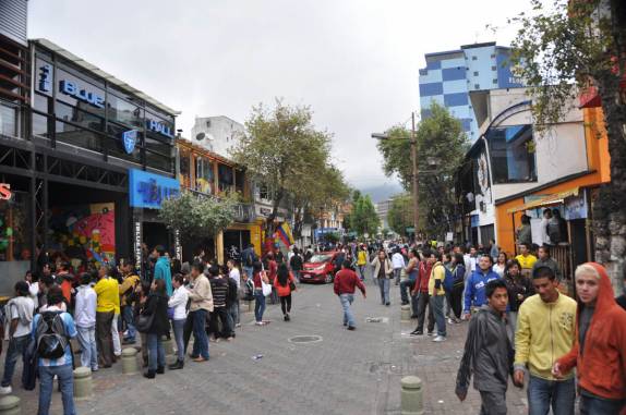 La Mariscal lotada para ver o jogo de Equador x Venezuela, pelas eliminatórias da Copa do Brasil (em Quito, no Equador)